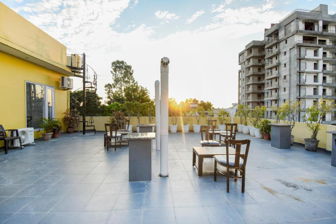 Oyo 75460 Sky High Residency Ludhiana Exterior foto